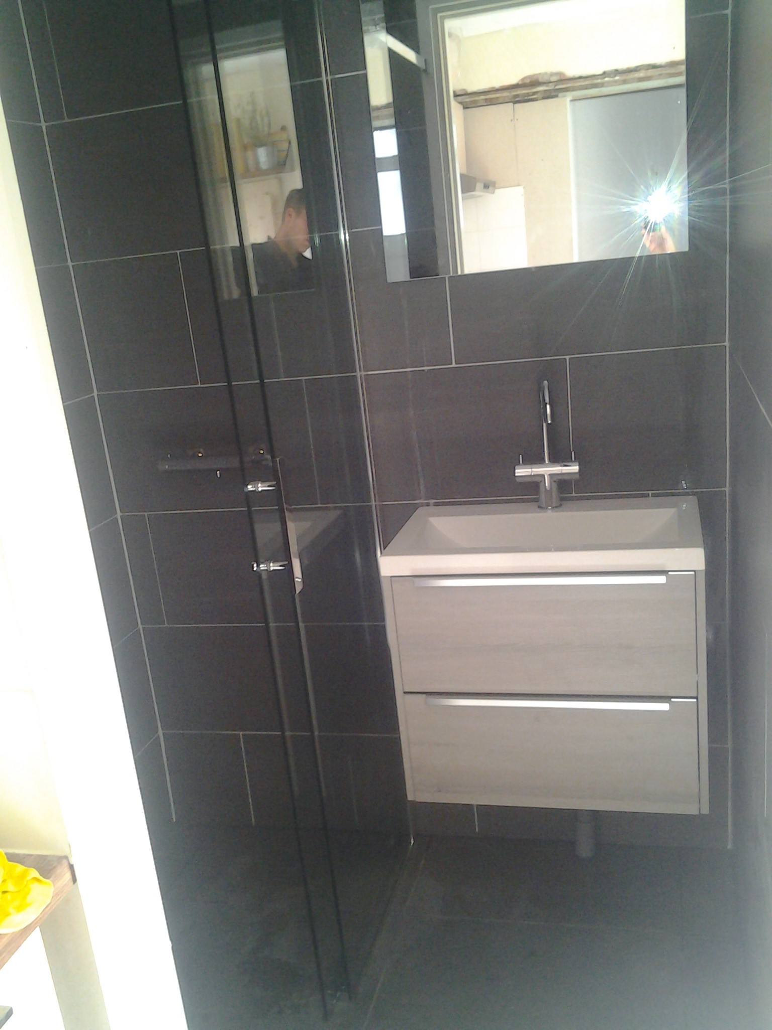 Een kleine badkamer gerenoveerd