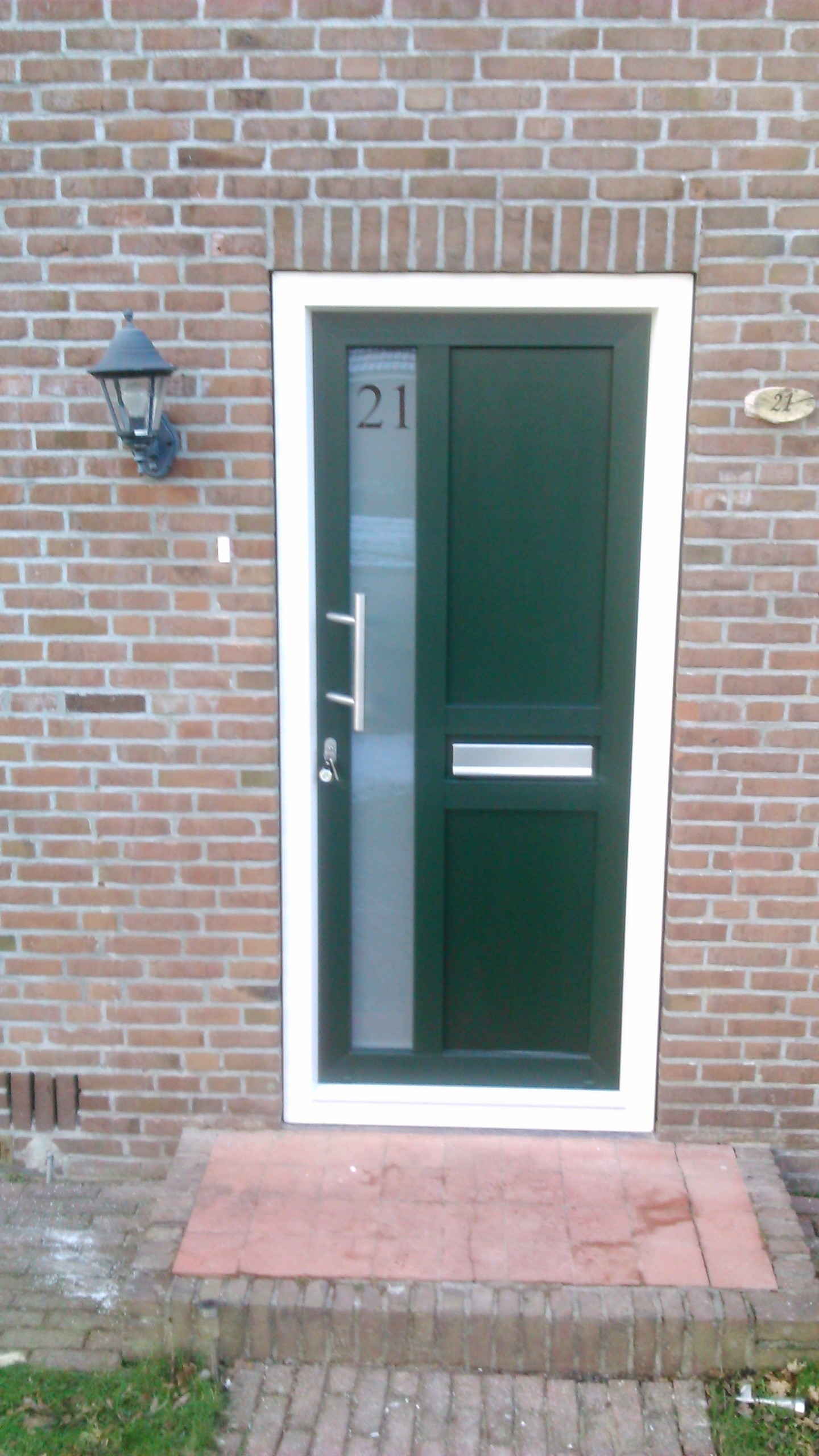 Plaatsen van een kunstof voordeur.